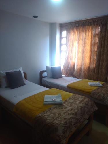 2 twin beds