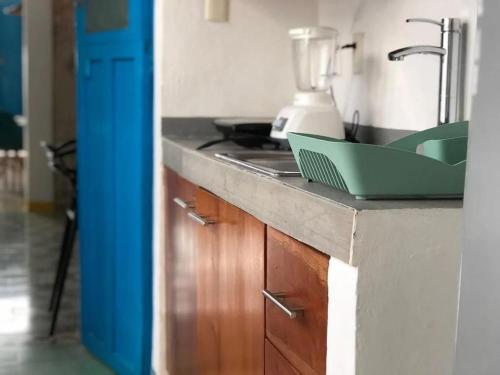 Casita de la 12 5 min a centro Campeche ideal para 2 ó 3 personas Cocina con estufa de inducción, microondas y refrigerador