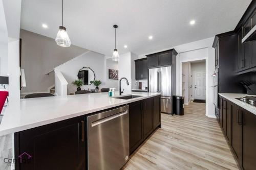 Executive Home, AC, Sleeps 10, Near YEG Airport