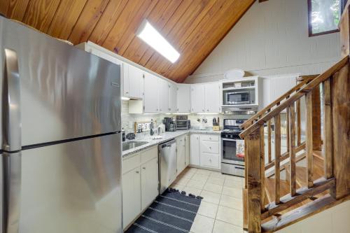 Beech Mountain Chalet with Deck, Fire Pit and Grill! in Beech Mountain, USA