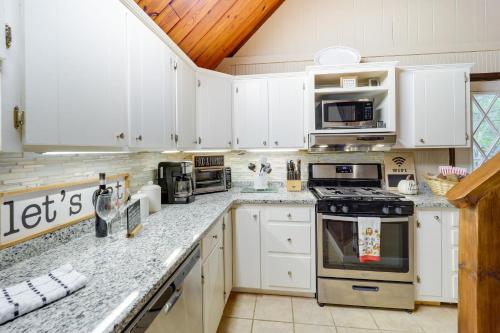 Beech Mountain Chalet with Deck, Fire Pit and Grill! in Beech Mountain, USA
