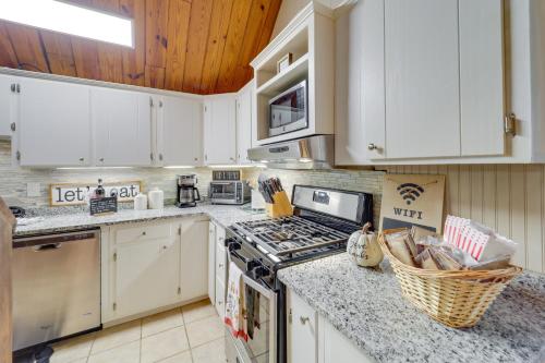 Beech Mountain Chalet with Deck, Fire Pit and Grill! in Beech Mountain, USA