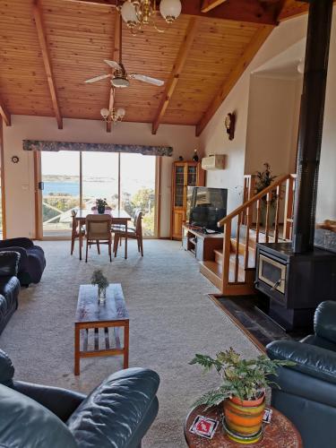 Koplietošanas atpūtas telpa ar TV, Flinders Island Masters Quarters - Lady Barron in Flinders Island