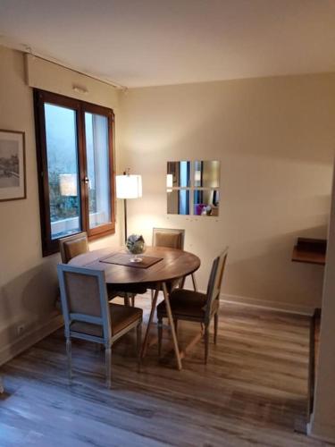 Studio Cosy avec terrasse face au parc des expositions in Vanves