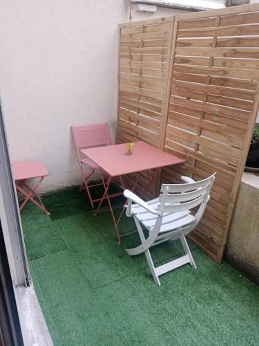 Studio Cosy avec terrasse face au parc des expositions in Vanves
