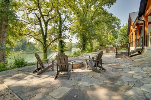 Modern Norfork River Cabin Rental with Shared Dock! in Norfork, USA