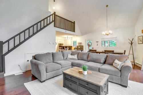 Pennsylvania Abode with Deck, Fire Pit and Pool Access in Albrightsville, USA