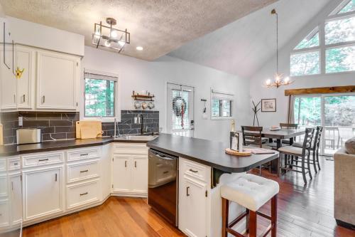 Pennsylvania Abode with Deck, Fire Pit and Pool Access in Albrightsville, USA