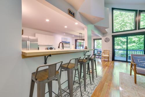 2 Mi to Lake Modern Harbor Springs Home with Grill!