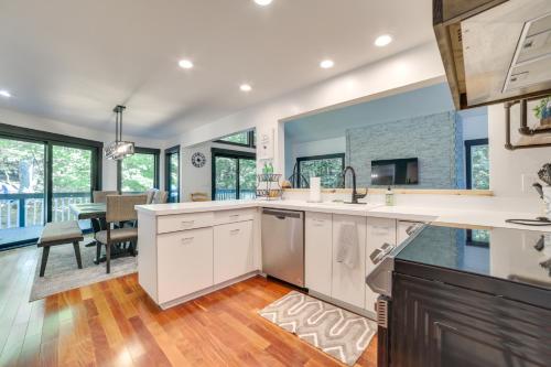 2 Mi to Lake Modern Harbor Springs Home with Grill!