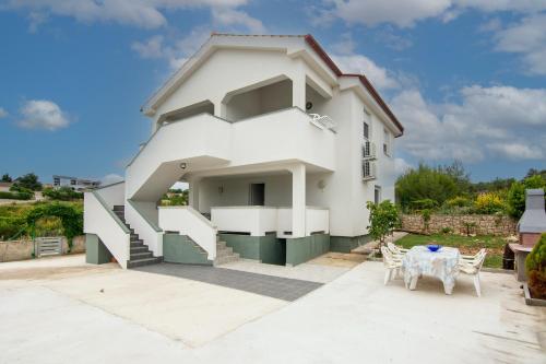 Apartments with parking space Vir - Lozice, Vir - 21777, Vir