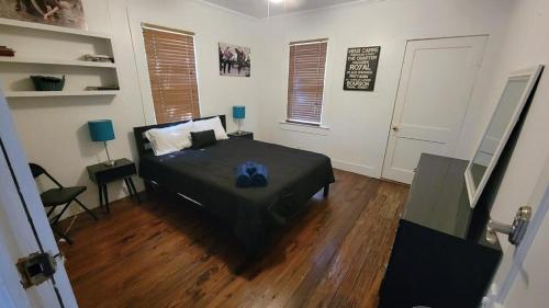Cajun Stays - Cajun Hostel II - The Black Room