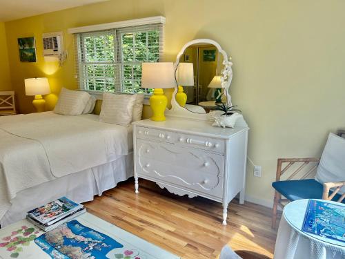 Hamptons private guest cottage thumb 2