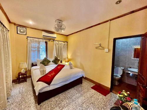 Deluxe Double Room with Balcony image 5