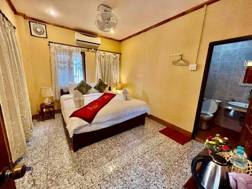 Deluxe Double Room with Balcony image 6
