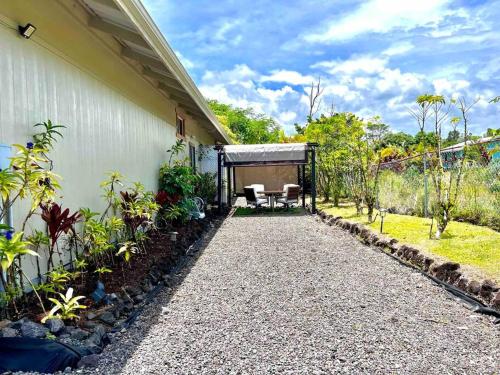 Hale ‘Aina (Country Cottage) in Hawaiian Paradise Park (HI)