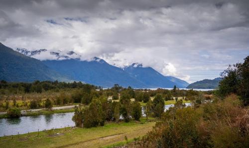 Cabañas y tinajas vista al rio Hornopirén