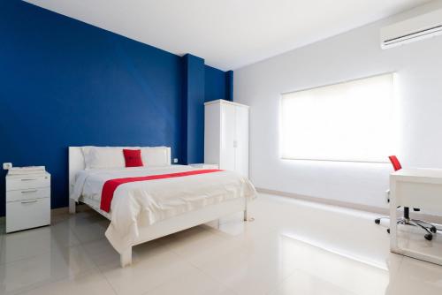 Ranjang, RedDoorz Plus near Living Plaza Jababeka in Cikarang