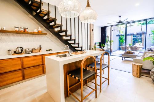 The Atelier - Designer townhouse, modern-tropical style
