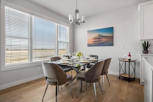 Bright & Spacious 3 Beds Luxury Home in SE Calgary, Calgary (foto 5)