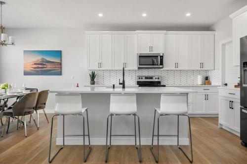 Bright & Spacious 3 Beds Luxury Home in SE Calgary, Calgary (foto 3)