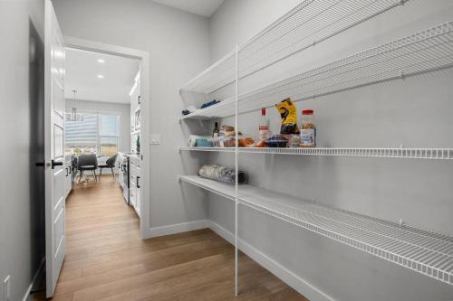 Bright & Spacious 3 Beds Luxury Home in SE Calgary, Calgary (foto 6)
