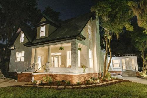Newly Reno'd Historic Mansion 1 Mile to UF & DT