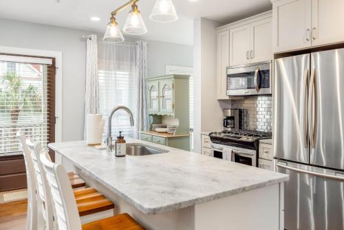 Private Balcony 2 Living Rooms 2 Blocks to King in Charleston, USA