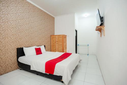Standard Double Room room in RedDoorz Syariah near Jatisampurna Hospital