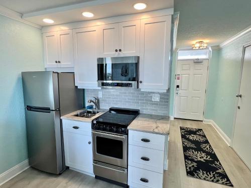 Pirates Cove 4th Floor Balcony Remodeled Condo in Daytona Beach, USA