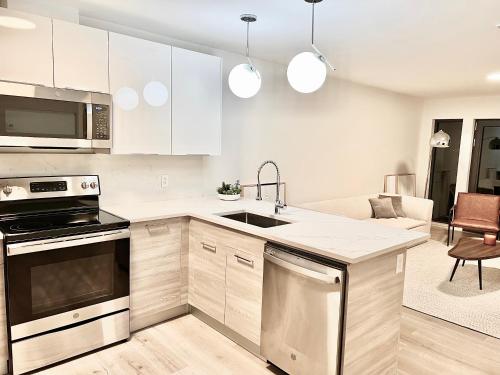 Cocina, Modern 2 Bed Furnished Apartment in Quincy in Quincy (MA)