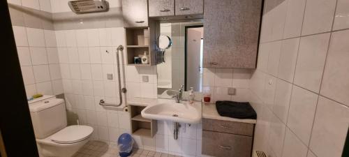 Vannas istaba, Vienna Apartment in Fischamend 2 Bedrooms - 3 Beds, Airport nearby in Fischamend