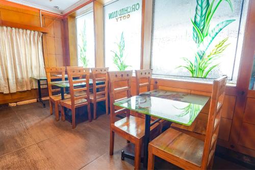 Restaurant, Orchid Inn in Rose Garden