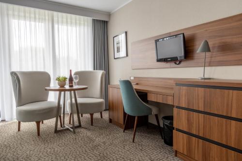 1 double bed, 1 twin bed