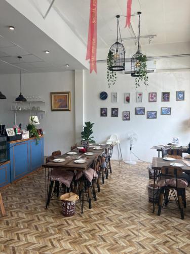 คาเฟ่ เดอ แจ่วบอง รูมแอนด์เซอร์วิส in Nong Phai