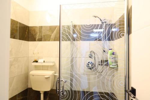 Tuš, דירת יהלום חדשה ומודרנית 5 דקות נסיעה מהים in Ashkelon