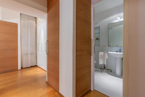 Pleasant Central Apartment with garden Room Type - One-Bedroom Apartment