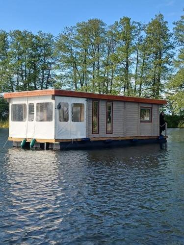 Hausboot NautikHus auf der Havel