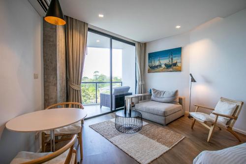 Escape Condominiums Beachfront Suites - Mae Phim Room Type - King Studio