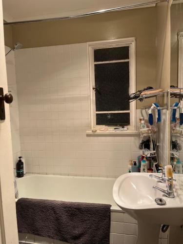 Private Double Room close CBD & Airport in Kelet-Hobart