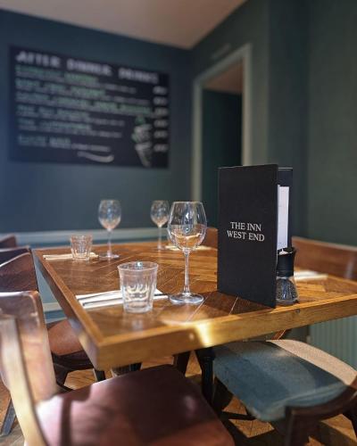 The Inn West End in แคมเบอร์เลย์
