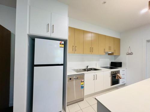 Konyha, Lightsview 2 BR Apt, Free Parking and WiFi 9 KM from CBD in Clearview