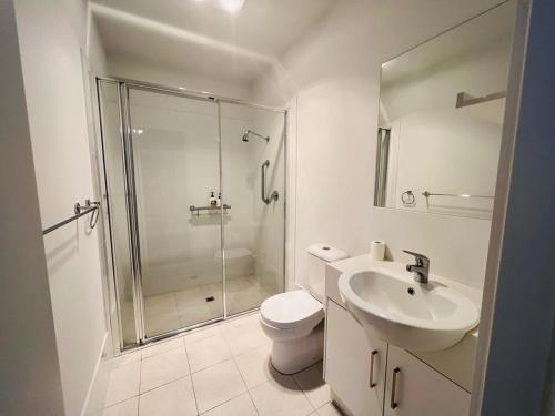 Fürdőszoba, Lightsview 2 BR Apt, Free Parking and WiFi 9 KM from CBD in Clearview