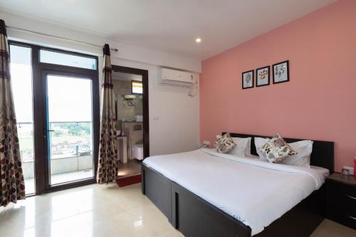 Rose 3BHK by Wabi Sabi Stays with Private Balcony