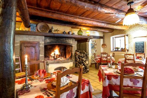 Hôtel Restaurant La Crèche et sa piscine intérieure - Logis Hôtels