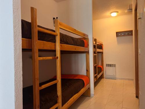 1 twin bed, 1 bunk bed, 1 sofa bed