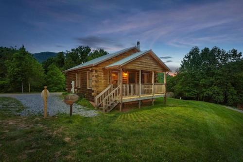 Log Cabin Stunning Mountain Views on 12 Acres - Accommodation - Candler