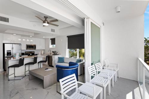494298804 Ocean Club Treasure Island Hotel