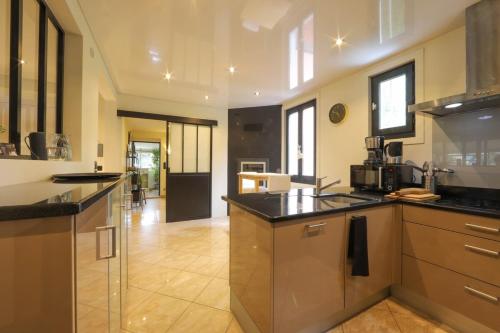 Chez Maminou - 8 couchages parking proche centre in 克朗熱夫列