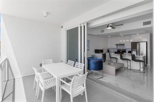 494300339 Ocean Club Treasure Island Hotel